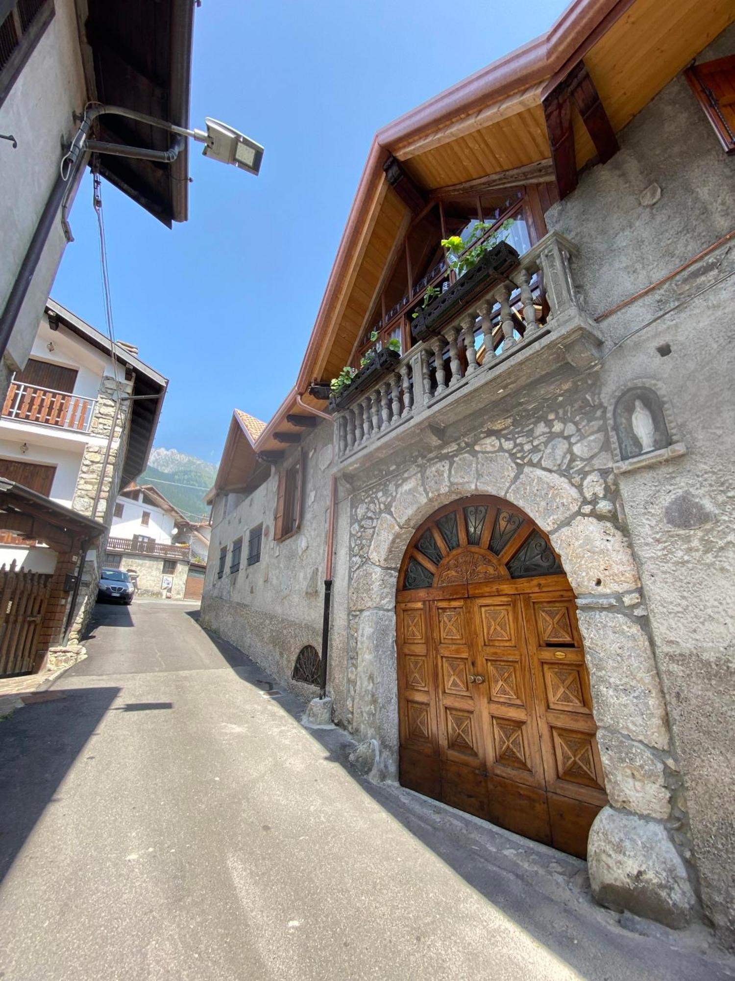 Villa Casa Nel Centro Storico Di Borno Exterior foto